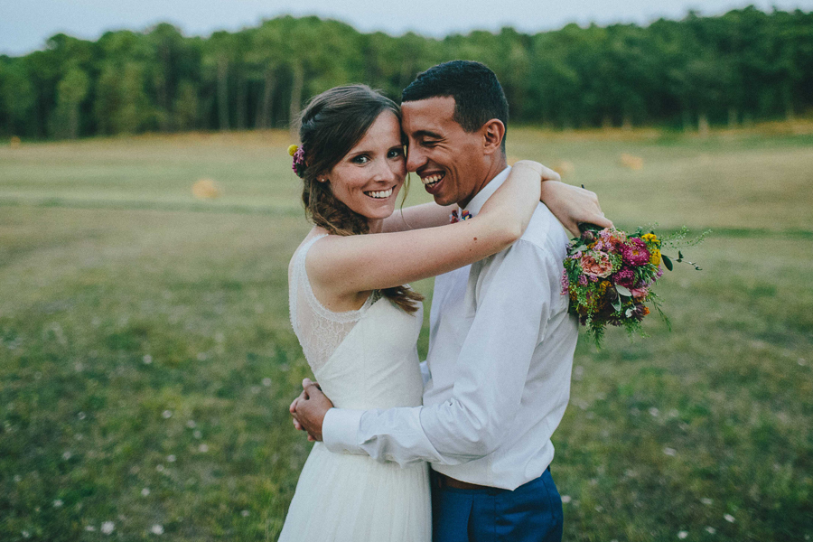 mariage à Saint Emilion avec couple qui s'embrasse