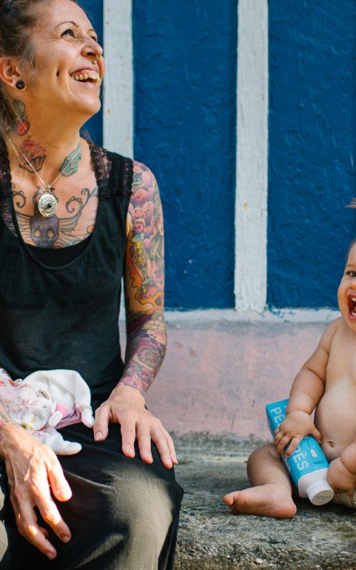 Séance famille au Cap Ferret – Balade complice entre cabanes et bord de mer