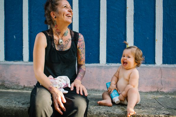 Séance famille au Cap Ferret – Balade complice entre cabanes et bord de mer