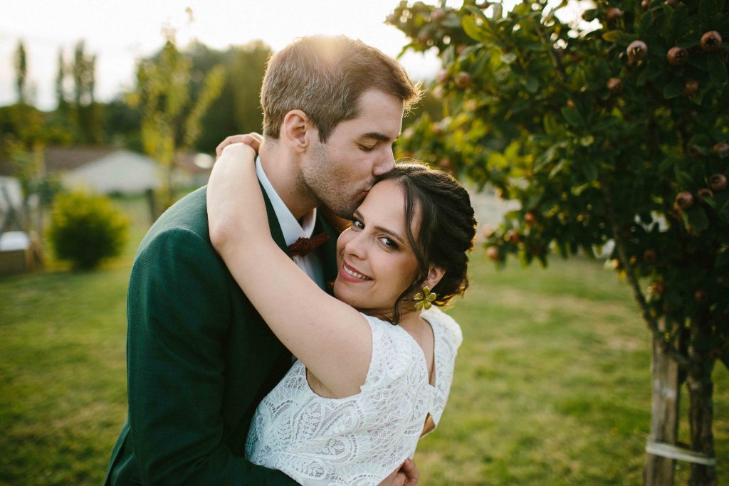 couple qui s'embrasse en golden hour au domaine de badine à Bordeaux