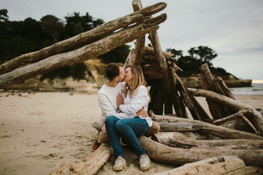 séance d'engagement couple au bord de la mer à Royan cabane en bois