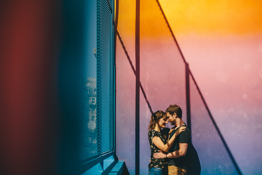 seance d'engagement avec un couple qui pose sur un terrain de basket dans Paris avec des couleurs vives