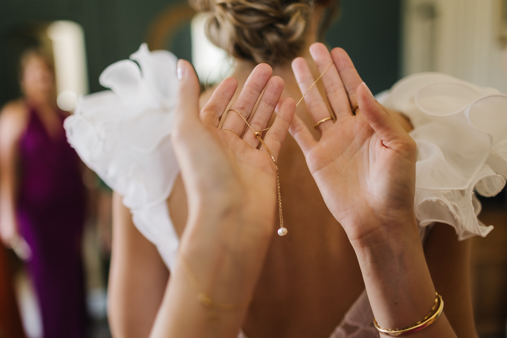 la mariée se fait habiller par ses témoins abbaye de la Grâce-Dieu