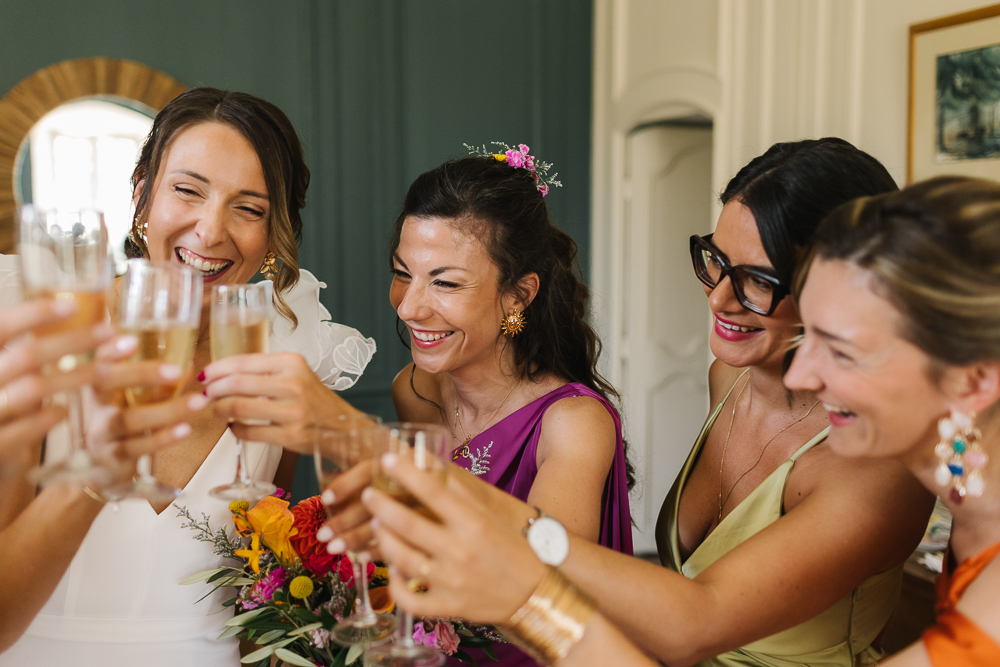 rires et sourires des témoins pendant que la mariée trinque àl'abbaye de la Grâce-Dieu