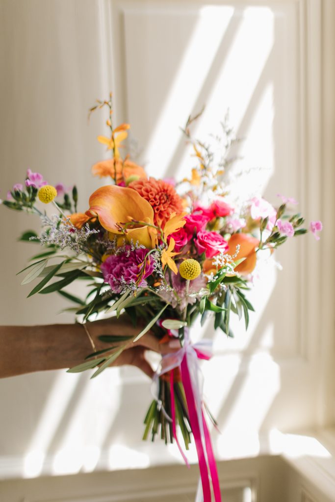 fleurs bouquet de la mariée dans la chambre nuptiale de l'abbaye de la Grâce-Dieu 