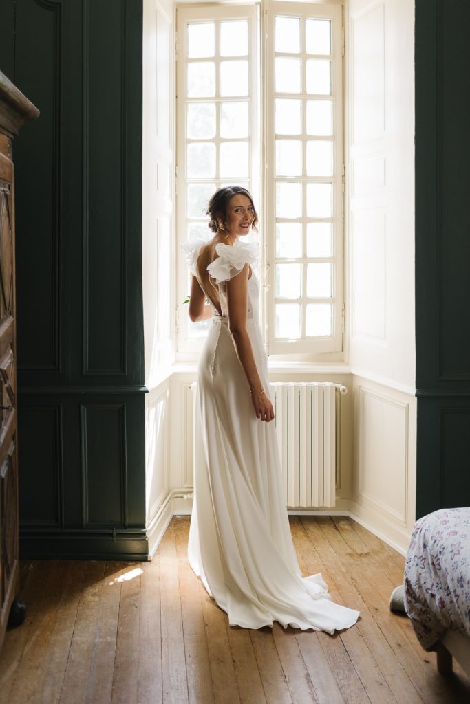 la mariée devant la fenêtre de sa chambre ) abbaye de la Grâce-Dieu 