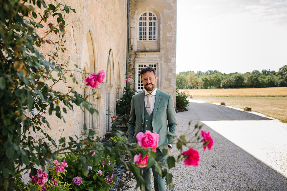 la marié attend la mariée pour sa découverte dans le jardin de labbaye de la Grâce-Dieu 
