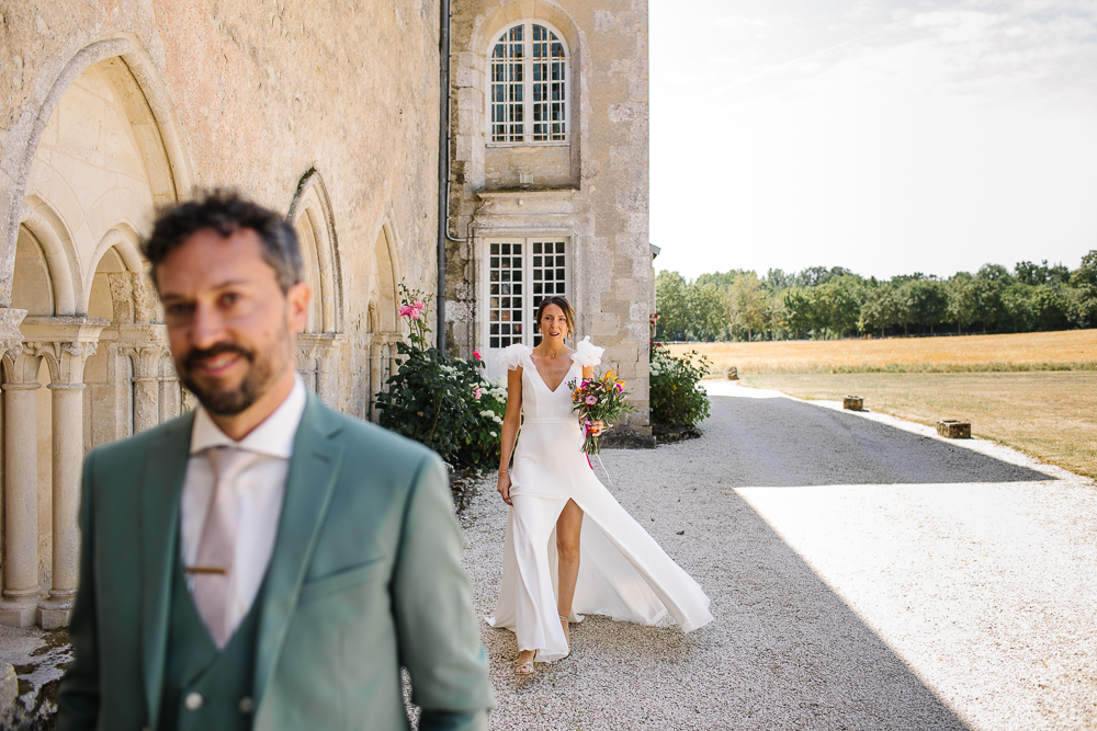 la mariée arrive pour la découverte dans le jardin de l'abbaye de la Grâce-Dieu 