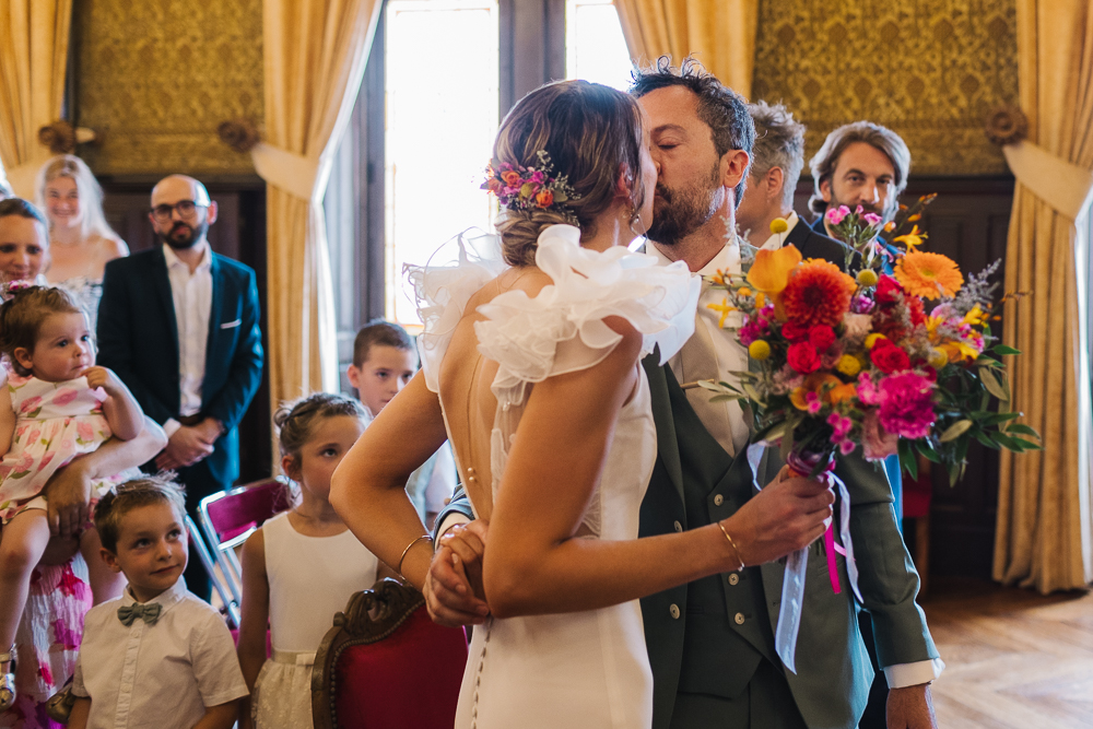 mariage civil à la mairie de St Jean d'Angely avec un couple qui s'embrasse 