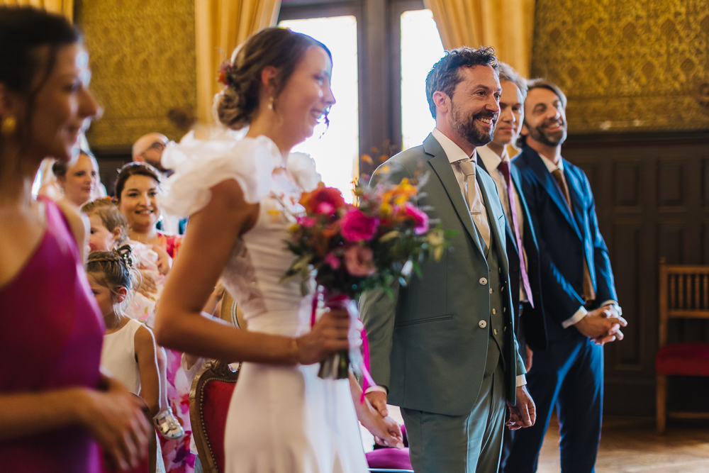 les mariés sourient à la mairie de St Jean d'Angely 