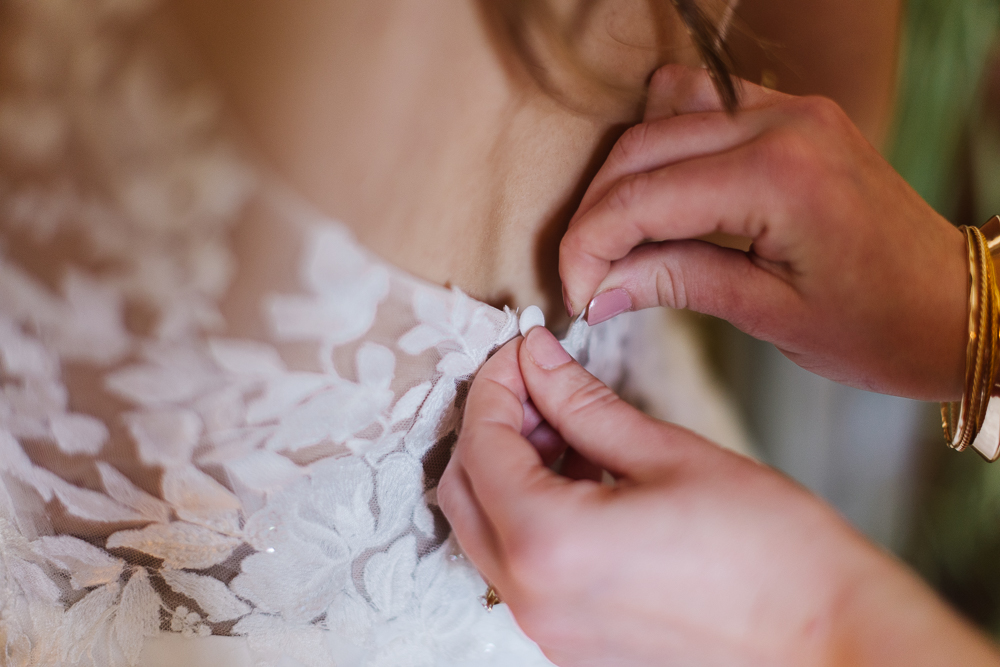 détails de robe bohème de mariée