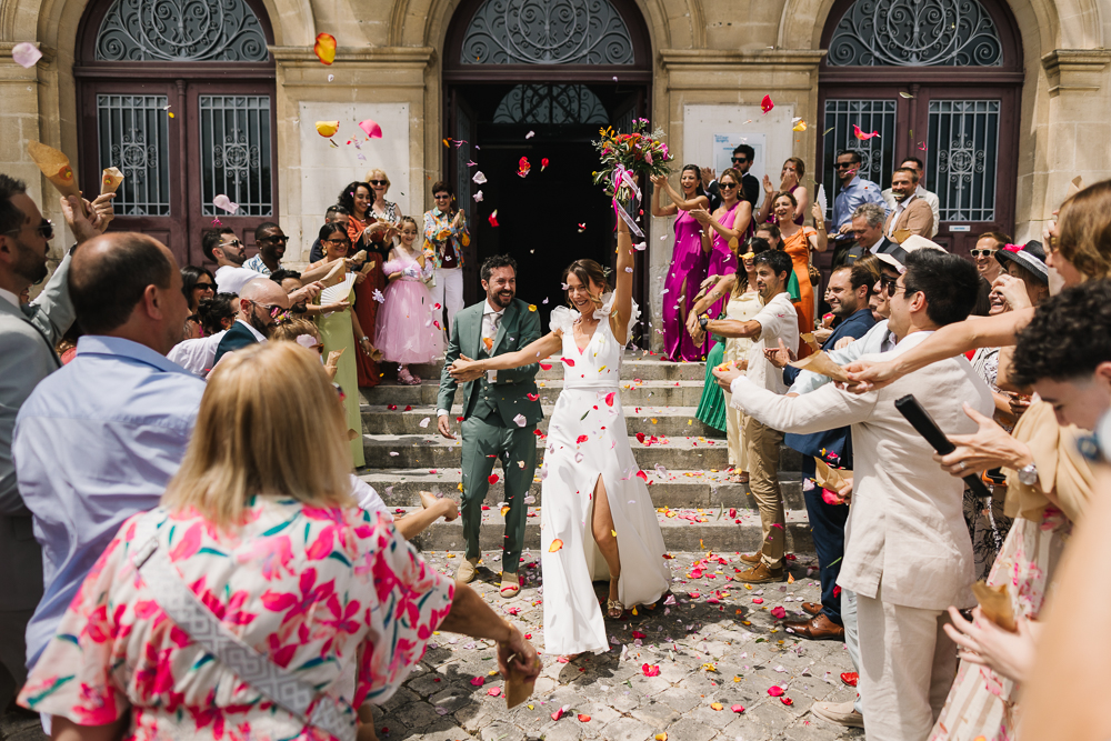 sortie de mairie couple mariage à St Jean d'Angely