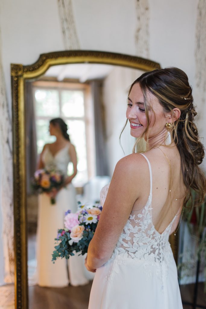 robe bohème de mariée qui se regarde dans un miroir
