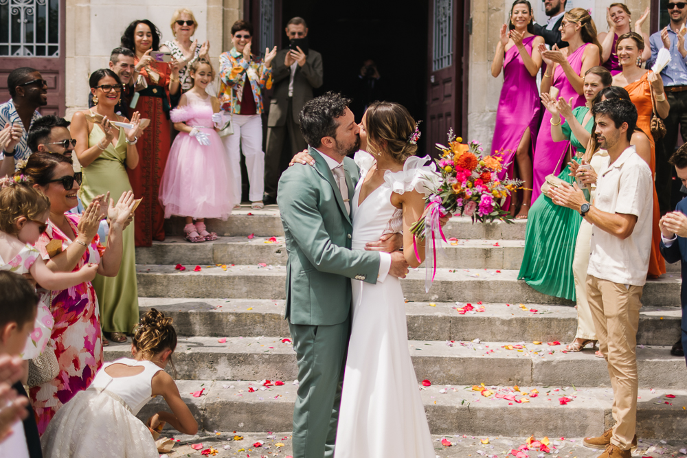 couple qui s'embrasse devant la mairie de St Jean d'Angely 