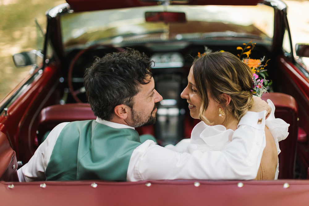 couple dans mustang vintage rouge mariage 