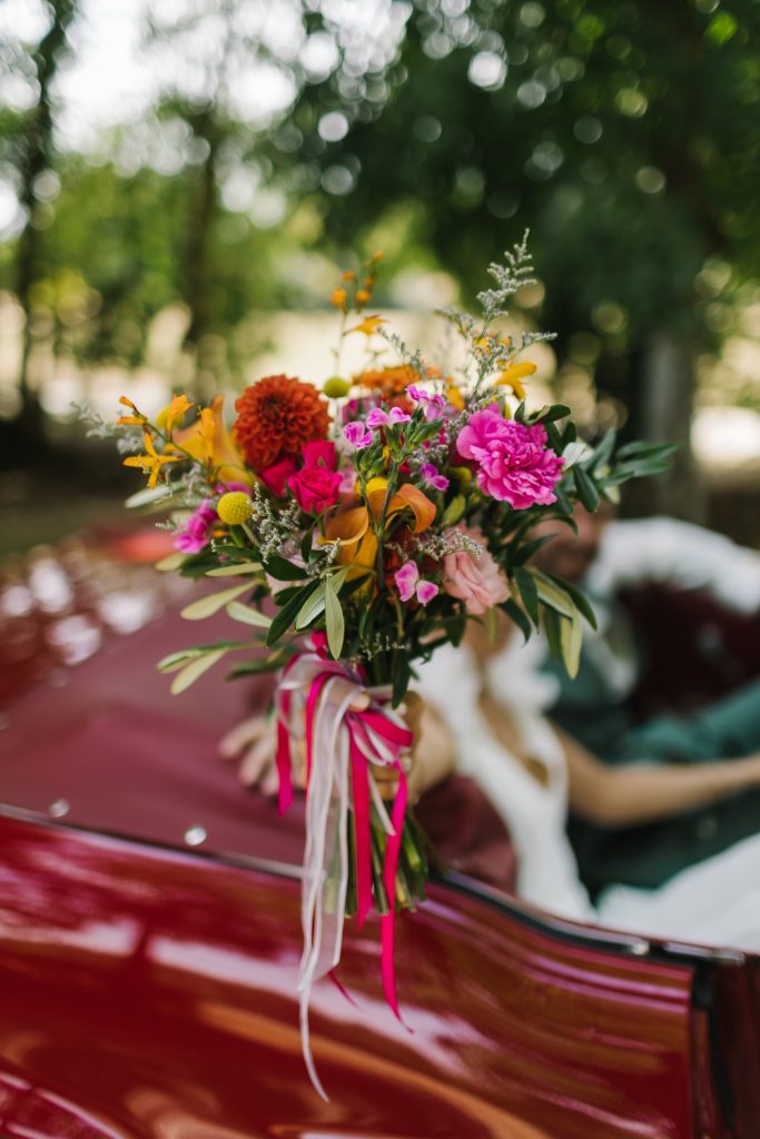 bouquet de la mariée champêtre mustang voiture