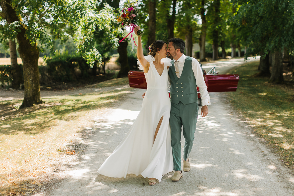 couple qui marche le long de l'allée de l'abbaye de de la Grâce-Dieu