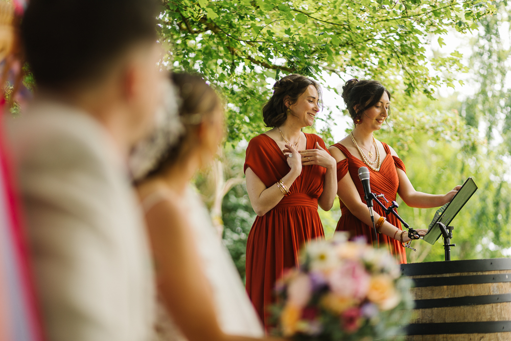 émotion pendant la cérémonie laïque à un mariage champêtre