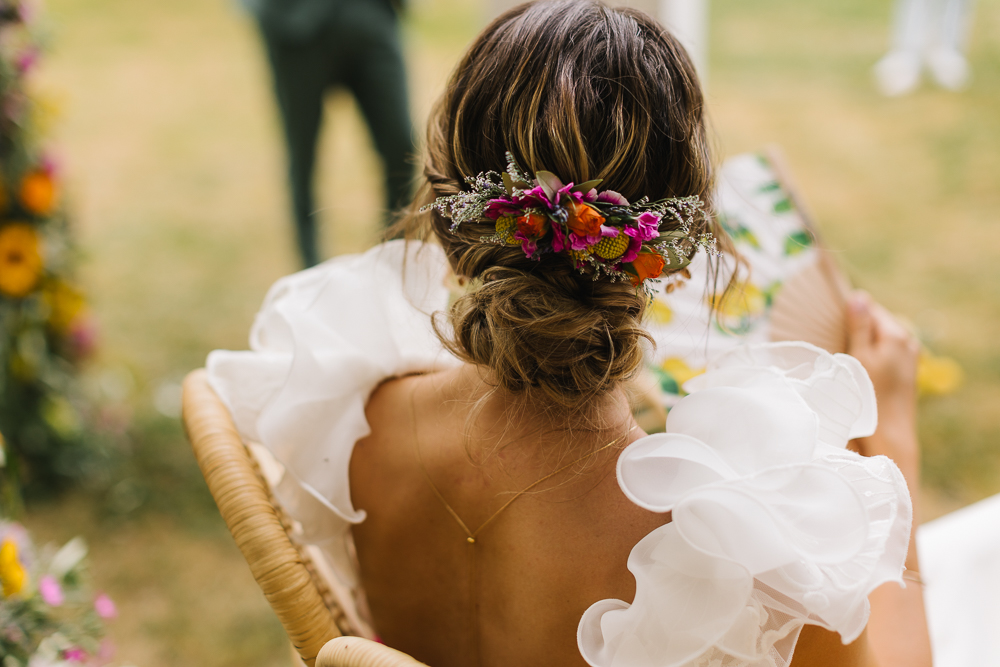 biche florale de la mariée ^pendant cérémonie laïque à l'abbaye de la Grâce-Dieu
