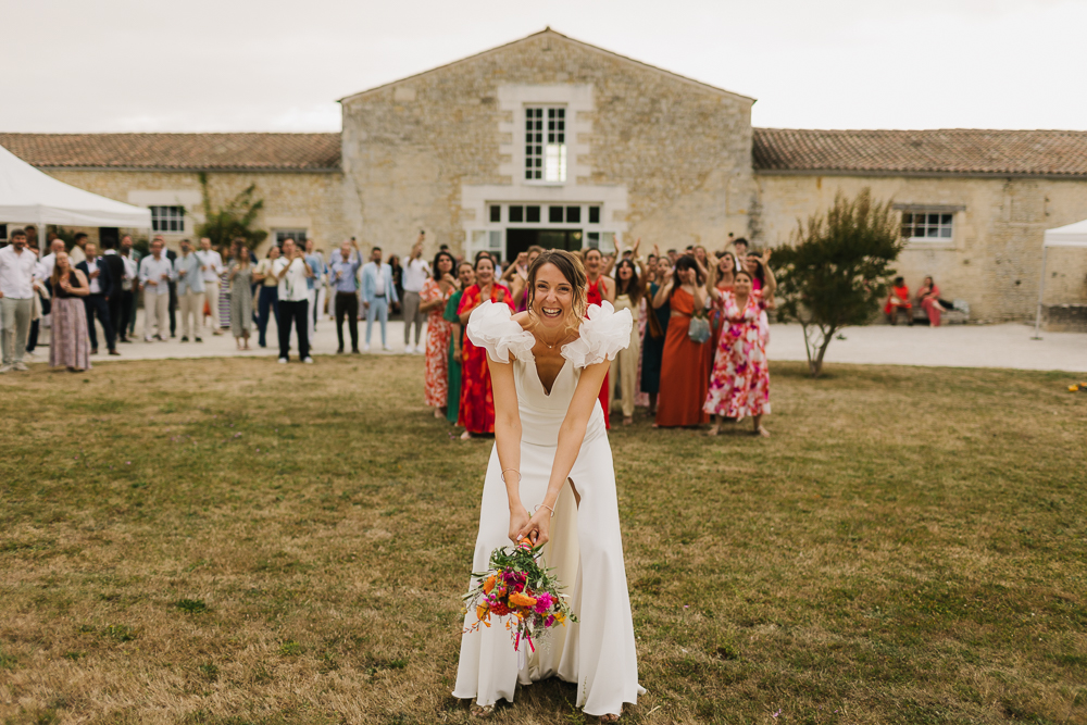 lancer de bouquet mariée à l'abbaye de la Grâce-Dieu