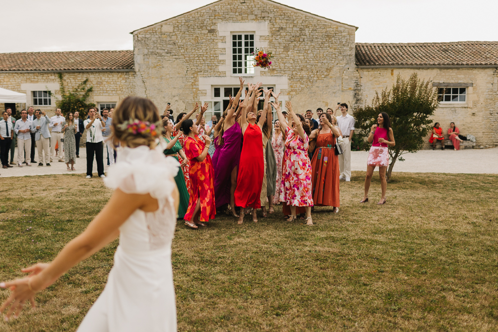 lancer de bouquet mariée à l'abbaye de la Grâce-Dieu