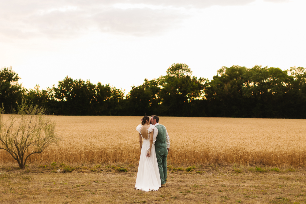 couple qui s'embrasse à l'abbaye de la Grâce-Dieu