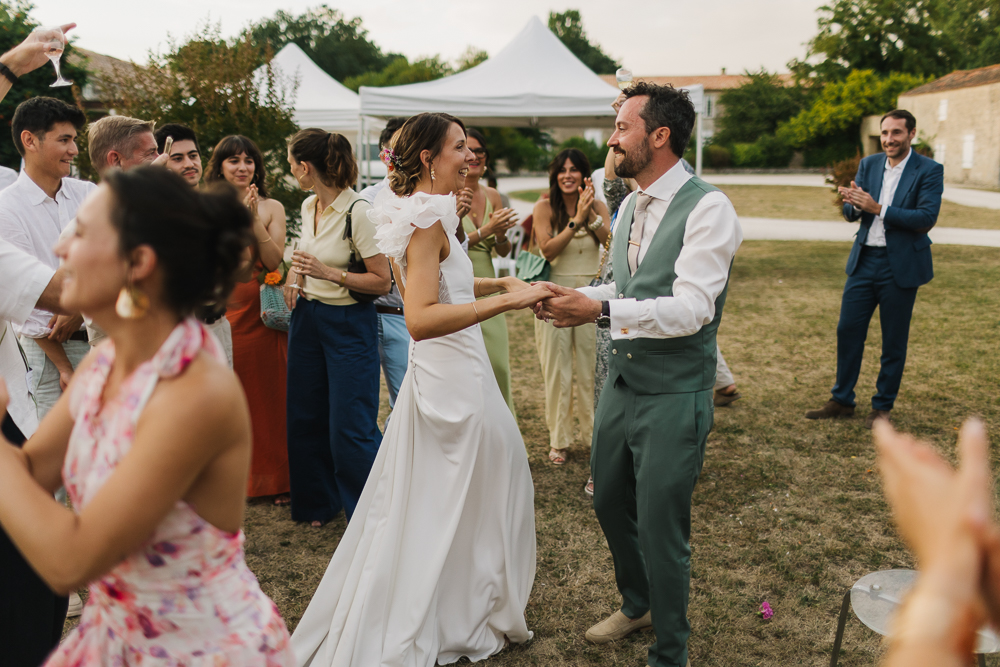 couple qui danse devant la salle de l'abbaye de la Grâce-Dieu