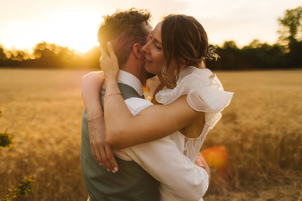 couple qui s'enlace à l'abbaye de la Grâce-Dieu