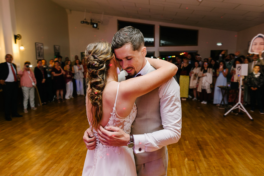 couple qui danse piste de danse mariage