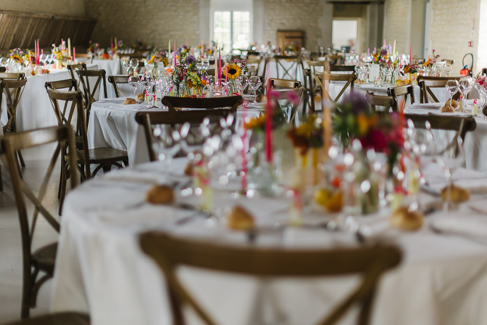 décoration florale mariage table des mariés couple qui s'enlace à l'abbaye de la Grâce-Dieu