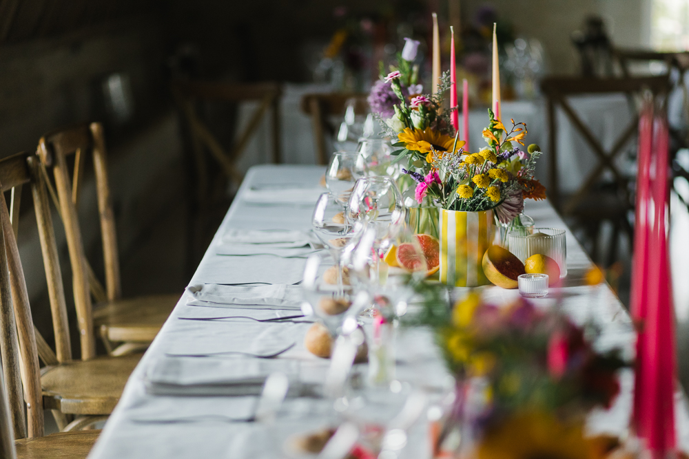 décoration florale mariage table des mariés couple qui s'enlace à l'abbaye de la Grâce-Dieu
