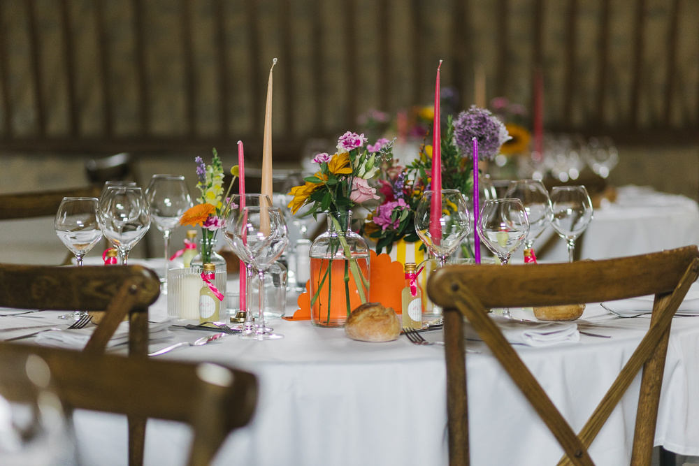 décoration florale mariage table des mariés couple qui s'enlace à l'abbaye de la Grâce-Dieu