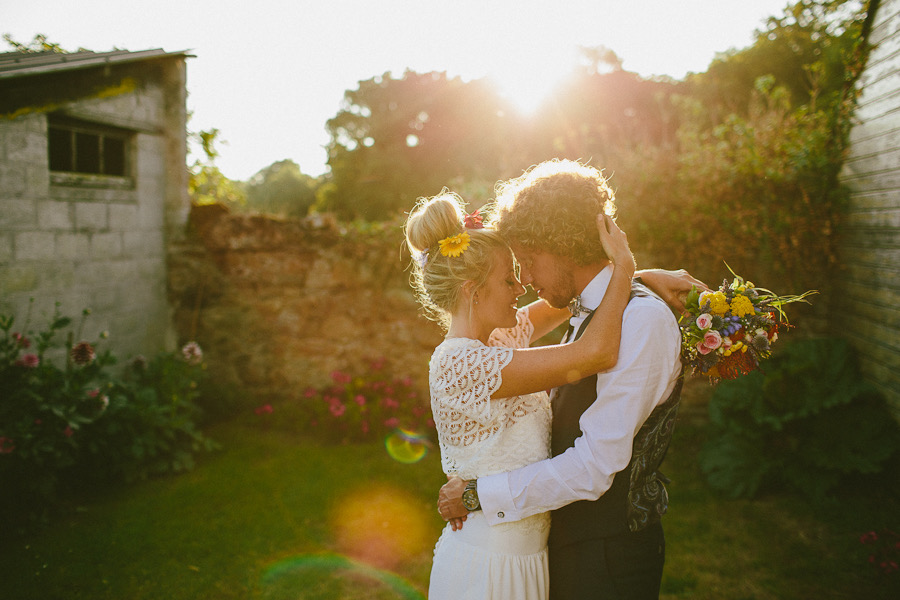 photo de couple mariage golden hour avec flare et soleil élégant et romantique Aurélien Rossato Photographe mariage bordeaux