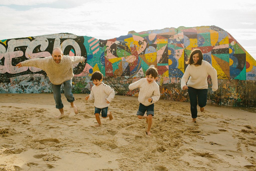 famille au cap ferret pendant leur séance famille à la plage 
