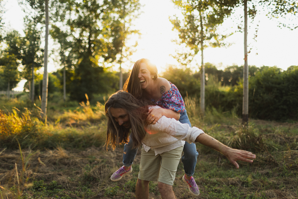 seance couple engagement dansent dans les champs sud gironde langon sud gironde