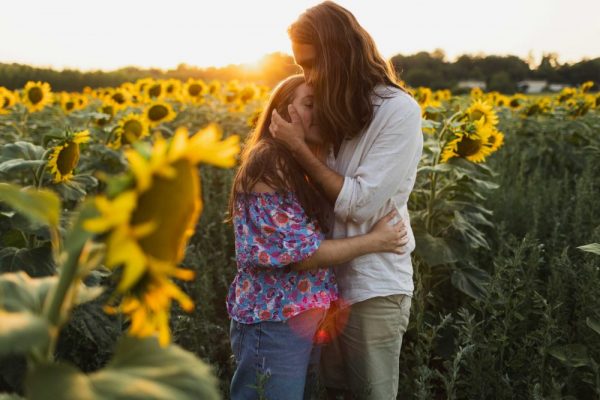 Une séance d'engagement au coucher du soleil dans les tournesols, en Sud Gironde — Photographe Mariage Bordeaux
