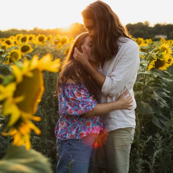 Une séance d'engagement au coucher du soleil dans les tournesols, en Sud Gironde — Photographe Mariage Bordeaux