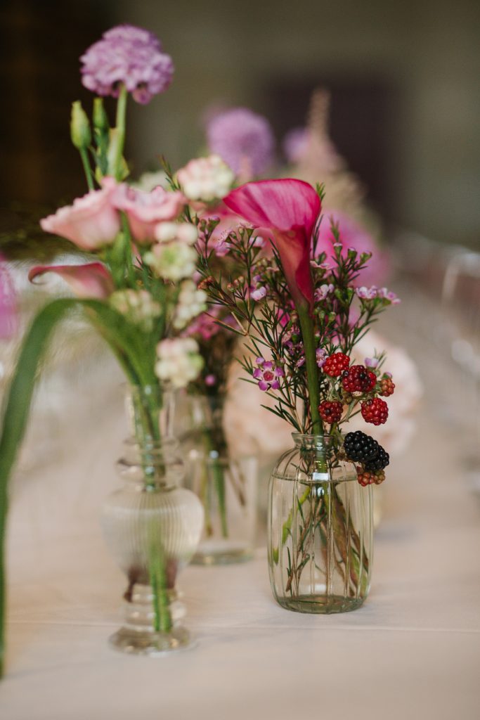 Bouquet de fleurs et vaisselle dressée pour la soirée des 100 ans de Brane-Cantenac