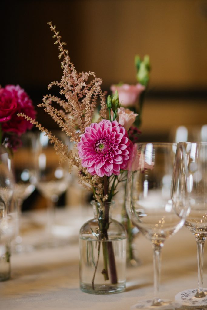 Bouquet de fleurs et vaisselle dressée pour la soirée des 100 ans de Brane-Cantenac