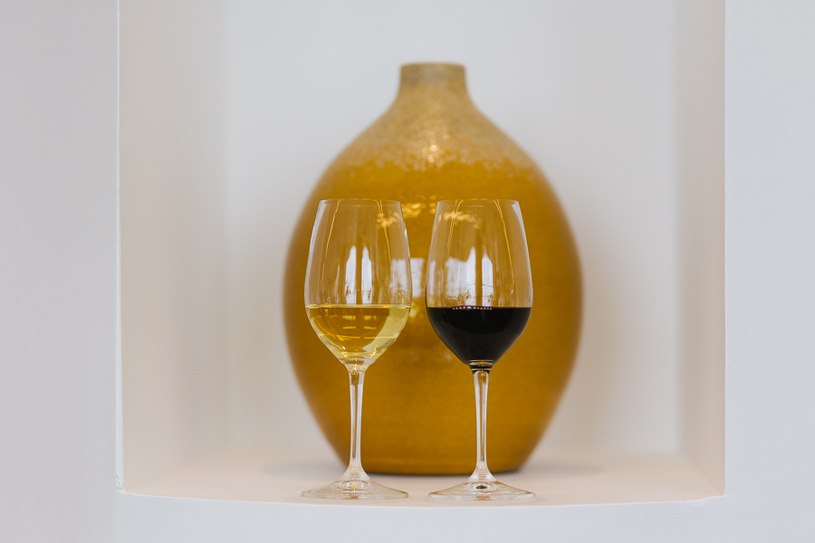 verres de vin rouge et blanc au Salon des vignerons bio de la Nouvelle Aquitaine à Bordeaux