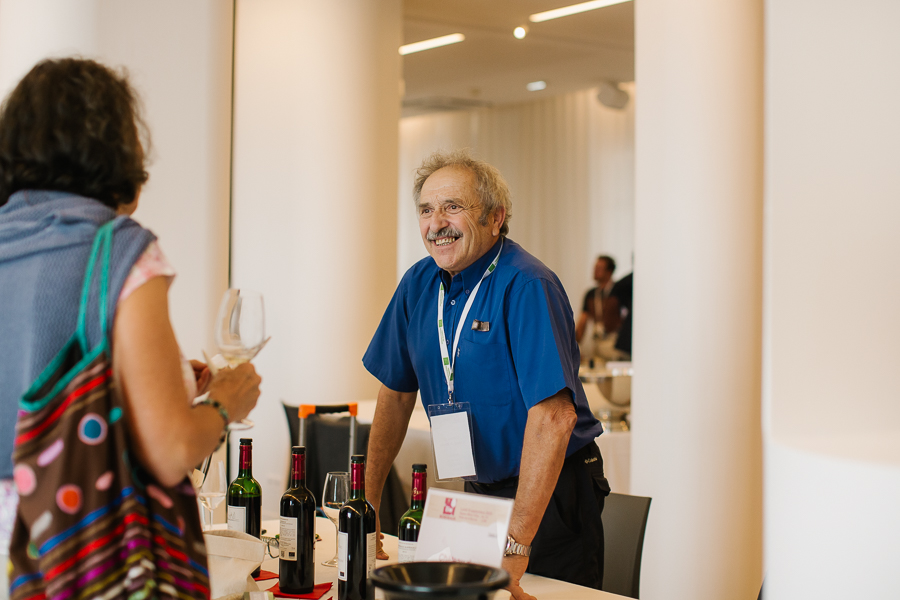 Portrait d'un vigneron bio Nouvelle-Aquitaine pendant la dégustation à Bordeaux