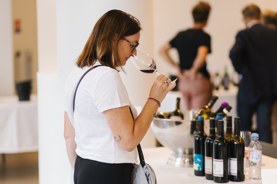 Public dégustant les vins des Vignerons Bio Nouvelle-Aquitaine, Place de la Bourse Bordeaux