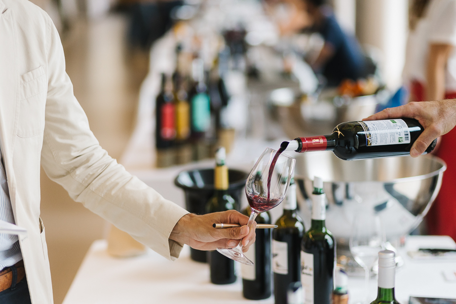 Stand de dégustation d'un vigneron indépendant bio face à la Garonne, Place de la Bourse