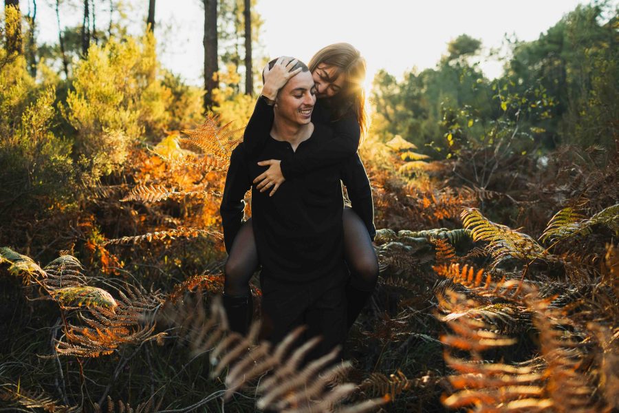 couple dans les fougères et la foret autour de bordeaux pendant la golden hour et en automne